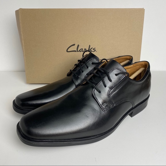 clarks tilden plain black